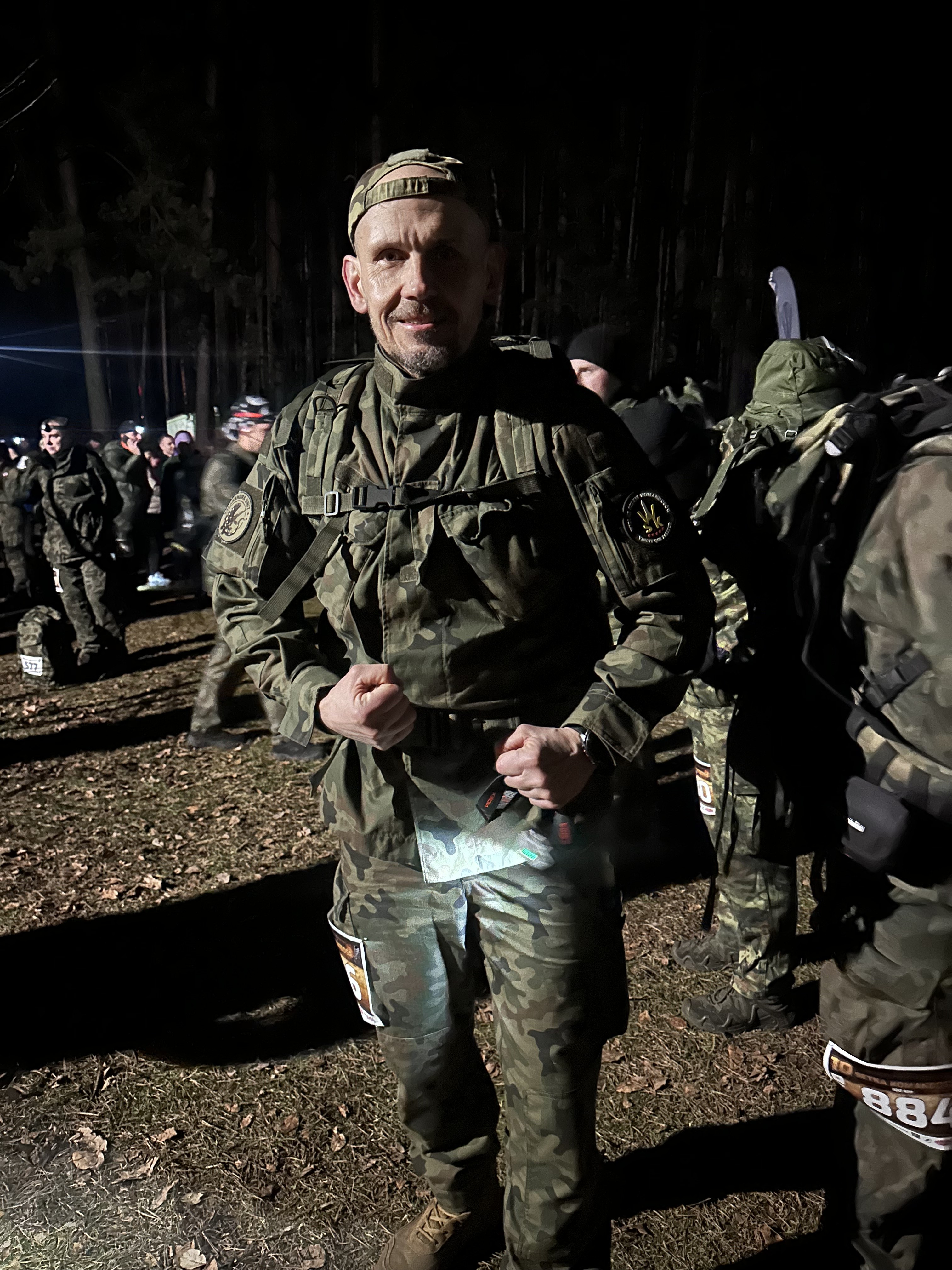 Nocny marsz z plecakiem