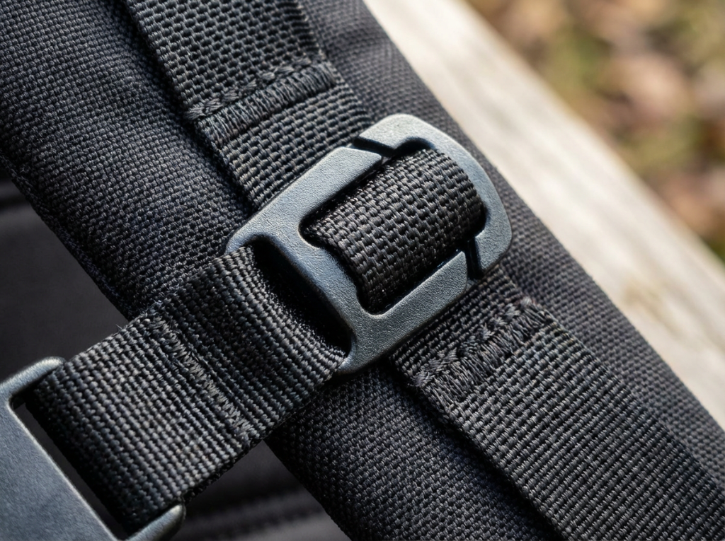 Detal klamry i taśm plecaka GORUCK Rucker 4.0