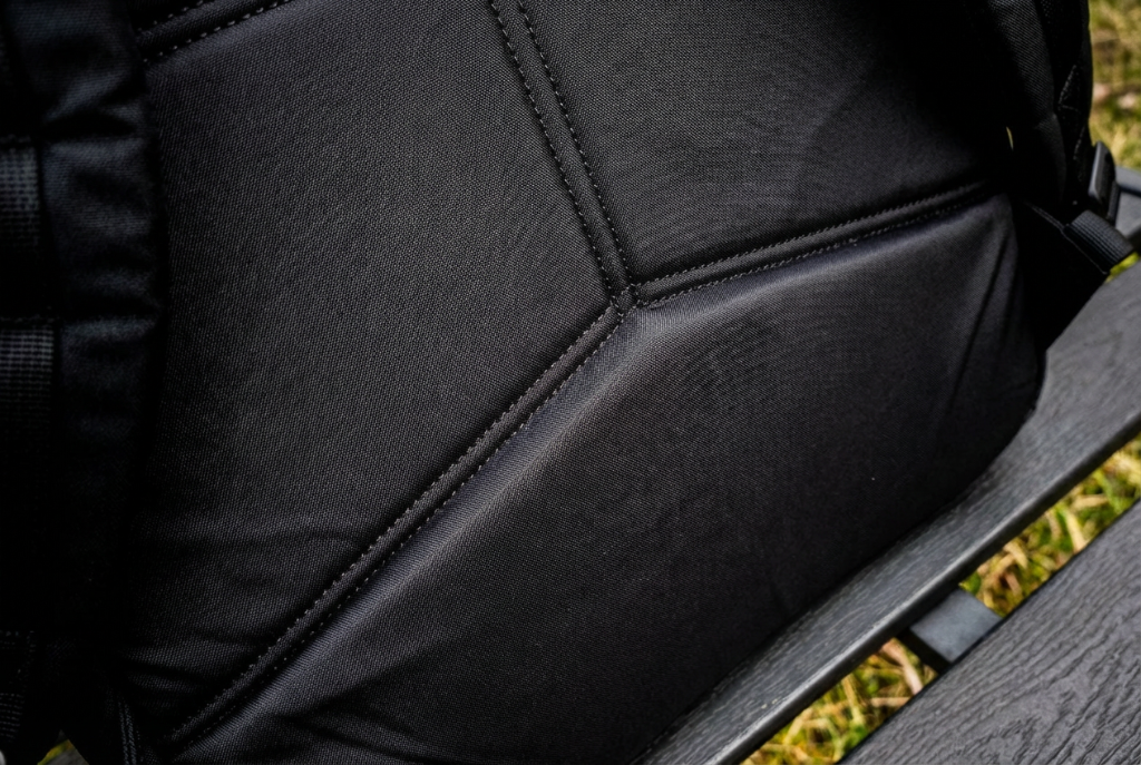 Plecy plecaka GORUCK - widoczny podział na sekcje i grubsza poduszka lędźwiowa