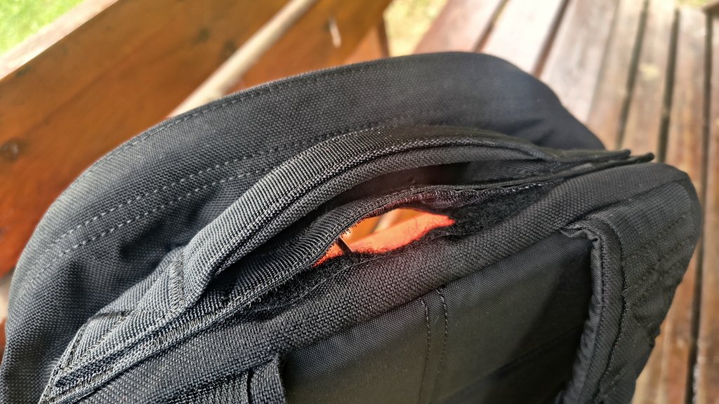 Otwór u góry plecaka GORUCK, wyjście na rurkę bukłaka