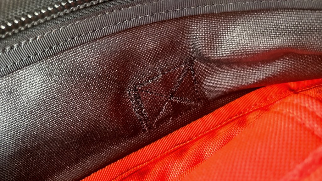 Fabryczny szew w kształcie litery X wewnątrz plecaka GORUCK