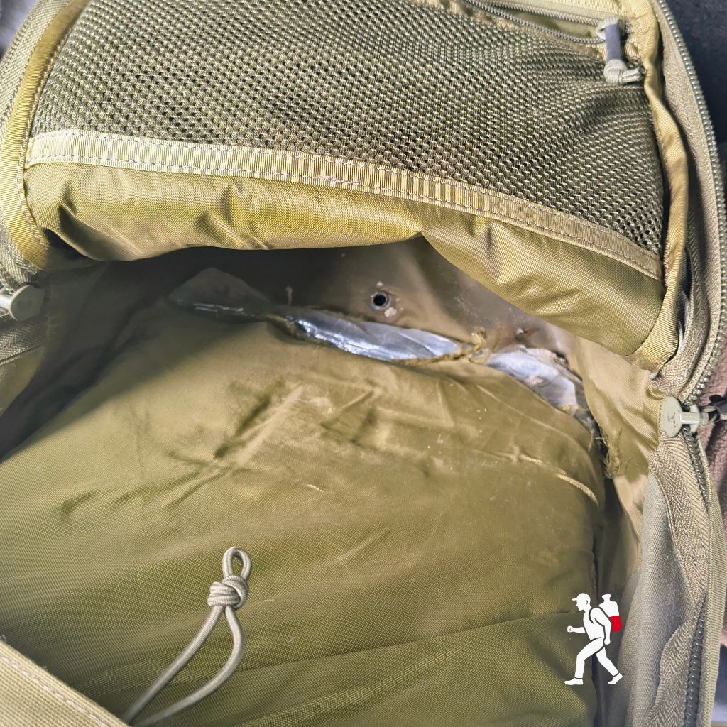 Uszkodzona wewnętrzna kieszeń plecaka Helikon-Tex Raccoon MK2 po miesiącach użytkowania z obciążeniem 10 kg