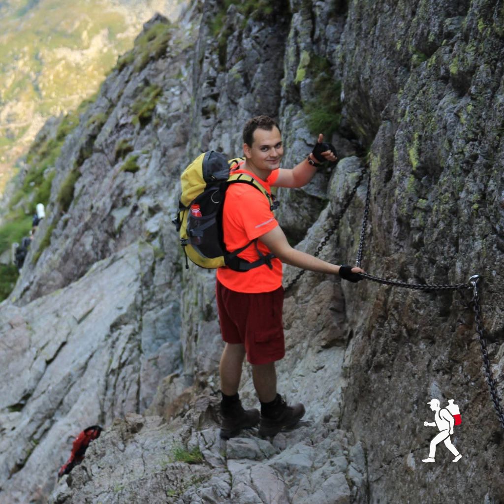 Żółty plecak trekkingowy na via ferracie w górach - pierwsze kroki w ruckingu